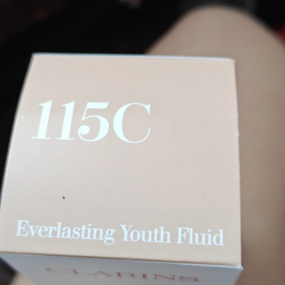Clarins Everlasting Youth Fluid in 115C